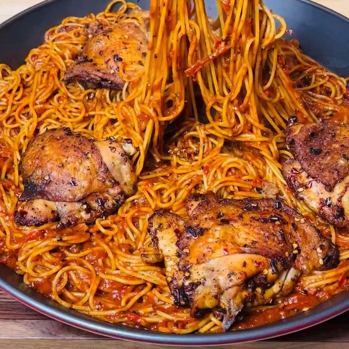 Jollof spaghetti with peppered chicken
